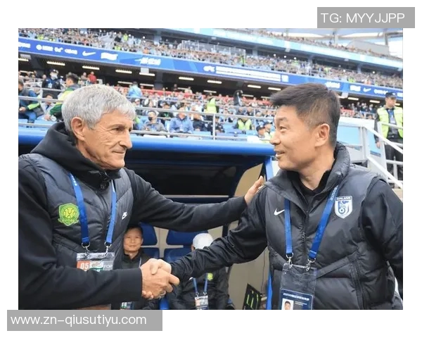 前国安主帅塞蒂恩亲临拉帕比赛现场与赫塞比埃拉等球星亲密合影 前国安主帅塞蒂恩亲临拉帕比赛现场与赫塞比埃拉等球星亲密合影